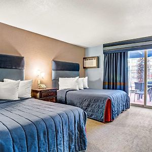 2 Double Beds Pool View Non-Smoking